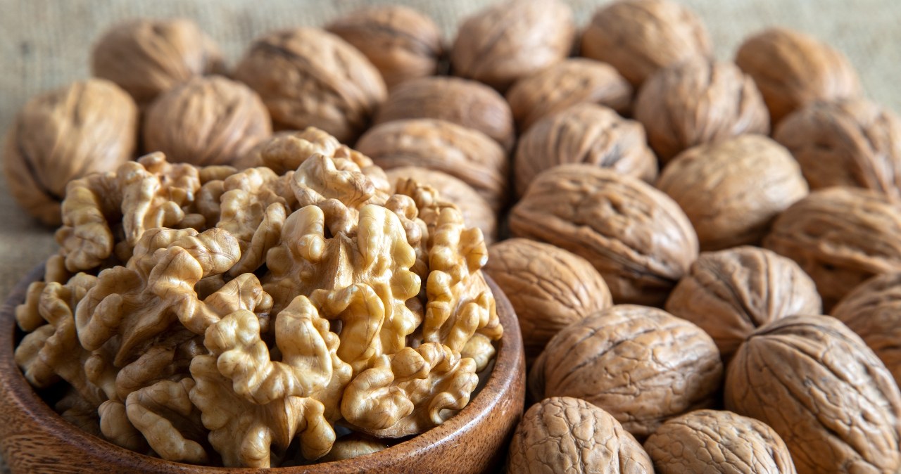 Nadzienie z orzechów włoskich idealnie pasuje do drożdżowych rogali /123RF/PICSEL