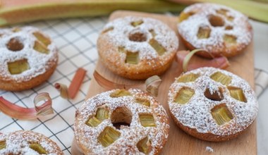 Nadziewam pączki rabarbarem, moja rodzina wyjada wszystko. W weekend zrobię na pewno