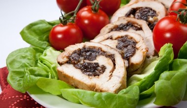 Nadziewana rolada ze śliwkami i migdałami. Będzie rozpływać się w ustach