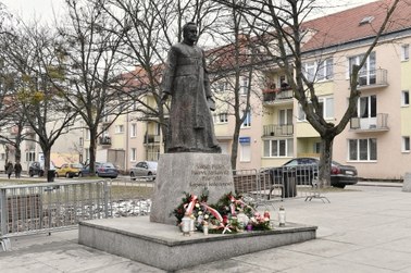 Nadzór budowlany zajmie się ponownym postawieniem pomnika ks. Jankowskiego