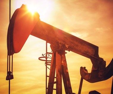 Naftowe potęgi będą dalej ciąć wydobycie ropy. Chcą wesprzeć jej notowania