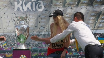 Naga aktywistka protestowała podczas prezentacji Pucharu Delaunaya. Zobacz zdjęcia