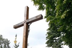 Naga członkini Femenu ścięła w Kijowie drewniany krzyż