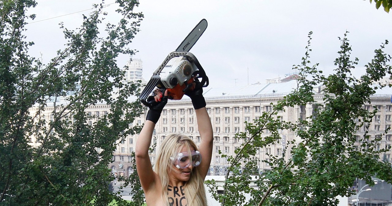 Naga członkini Femenu ścięła w Kijowie drewniany krzyż