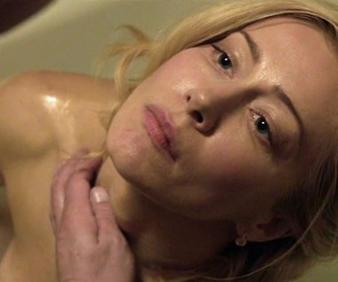 Nagą Katarzynę Warnke mogliśmy zobaczyć wcześniej m.in. w filmie "Ach śpij kochanie", w którym wcieliła się w żonę granego przez Andrzeja Chyrę seryjnego mordercy Władysława Mazurkiewicza.

- Największym wyzwaniem była scena, w której Mazurkiewicz wchodzi z kwiatami do mieszkania i zastaje swoją byłą żonę z kochankiem w łóżku. Istotne było to, że mieliśmy wtedy nawiązać kontakt wzrokowy. To jedno spojrzenie miało powiedzieć bardzo wiele o tej parze. Natomiast ostatecznie nasze oczy w rzeczywistości się nie spotkały. Najpierw ja udawałam dźwiękowo akt miłosny, a Andrzej [Chyra - przyp .red.] zagrał swoje wejście. Natomiast kiedy nagrywaliśmy od mojej strony, chociaż Andrzej był obecny, nie mogliśmy nawiązać kontaktu, bo na linii spojrzeń stała kamera. Wszystko więc odbyło się w naszej wyobraźni - wyjaśniała aktorka.