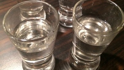 Nagi mężczyzna leżał na krajowej "jedynce". Miał ponad 6 promili alkoholu