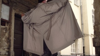 Nagi mężczyzna zaczepia kobiety na ulicach. Policja otrzymała już kilka zgłoszeń