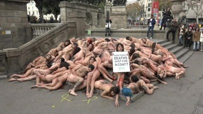 Nagi protest ekologów. "Ile musi umrzeć dla zwykłej kurtki?" 