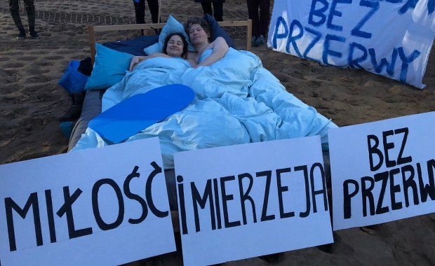 Nagi walentynkowy protest na Mierzei Wiślanej. "Leżymy w łóżku dla natury"