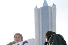 Nagimi piersiami w Gazprom. Działaczki "Femenu" w Rosji