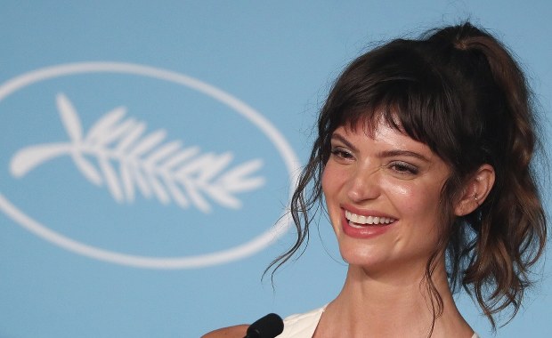 Nagła śmierć Charlbi Dean. Brat aktorki ujawnia okoliczności