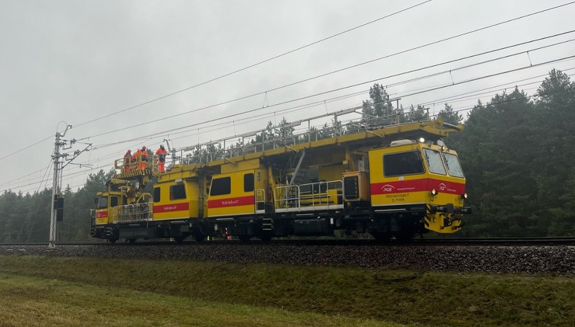 Nagłe zatrzymanie pociągu. Ktoś przymocował do torów blaszkę