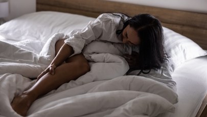 Nagły ból, który przerywa sen. Nie daj się złapać skurczom!