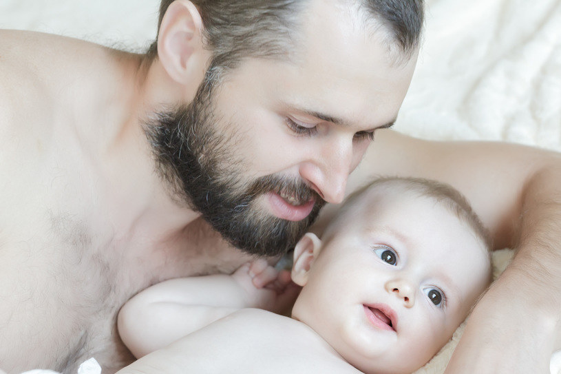 Nagość jest czymś naturalnym dla niemowlaka, ale dla przedszkolaka już niekoniecznie /123RF/PICSEL
