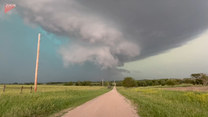 Nagrał, jak tworzy się tornado. Przerażające