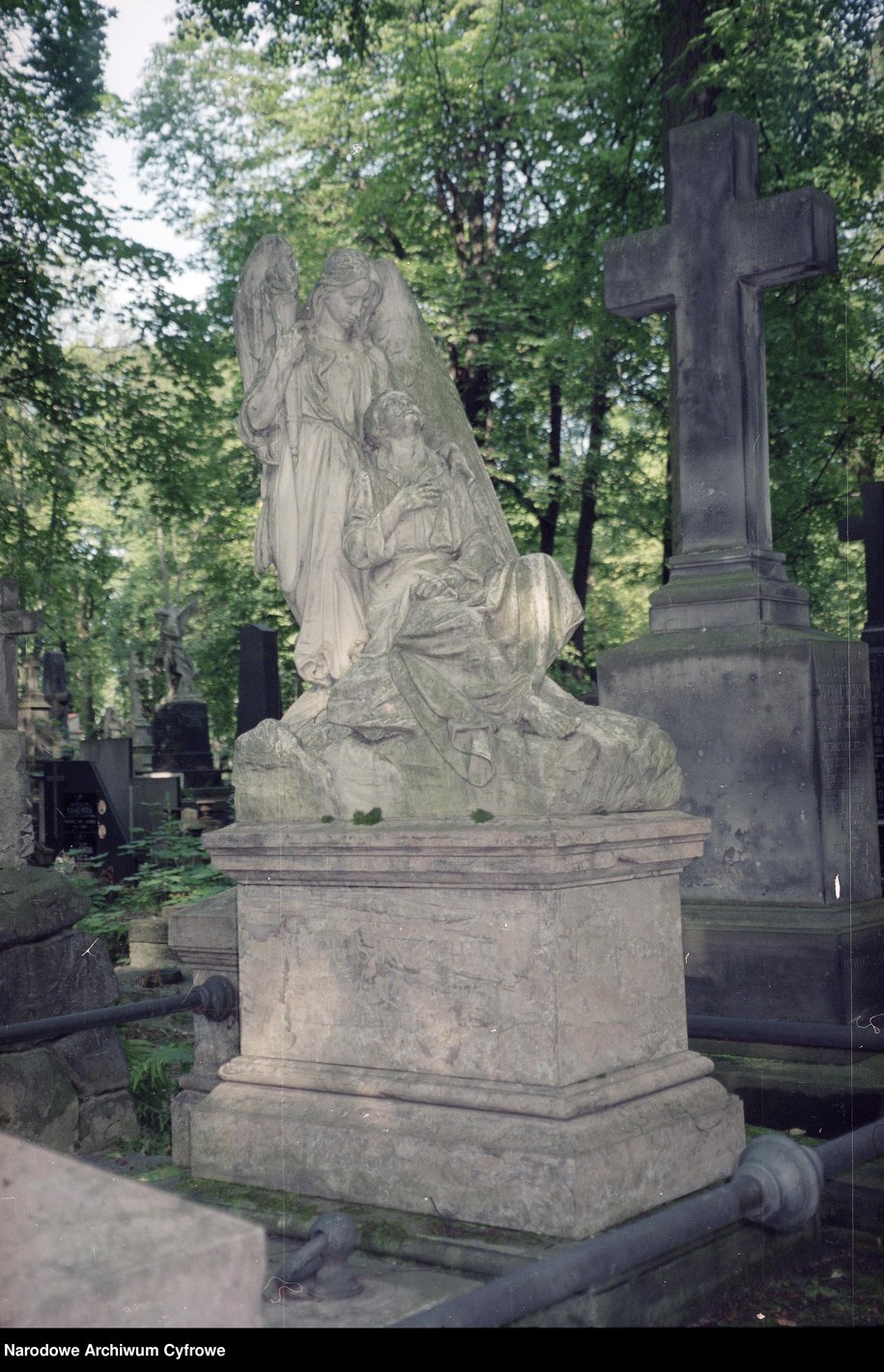 Nagrobek z rzeźbą przedstawiającą anioła i kobietę. Powązki Warszawa /Narodowe Archiwum Cyfrowe /Ze zbiorów Narodowego Archiwum Cyfrowego
