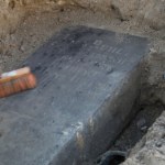 Nagrobek z XlX wieku leżał pod chodnikiem