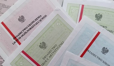 Nagroda i rabat na zakupy za świadectwo? Tak rodzice gratulują dzieciom 