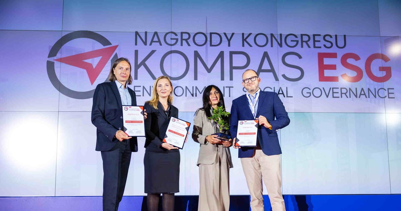 Nagrody III Kongresu Kompas ESG, kategoria Game Changer, od lewej:   Jarosław Kozłowski, koordynator marki w spółce Energa S.A. (II miejsce), Dominika Niewiadomska-Siniecka, członkini zarządu GPW, (III miejsce),  Beata Zawiszowska – prezes Zarządu Grenevia, (I miejsce),  Marek Zalewski, Menedżer ds. PR i Mediów Społecznościowych, VIVE Group wręczający nagrody w imieniu partnera kongresu