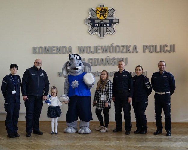 Nagrodzona przez policjantów Marcelinka i jej mama /Policja Pomorska /Policja