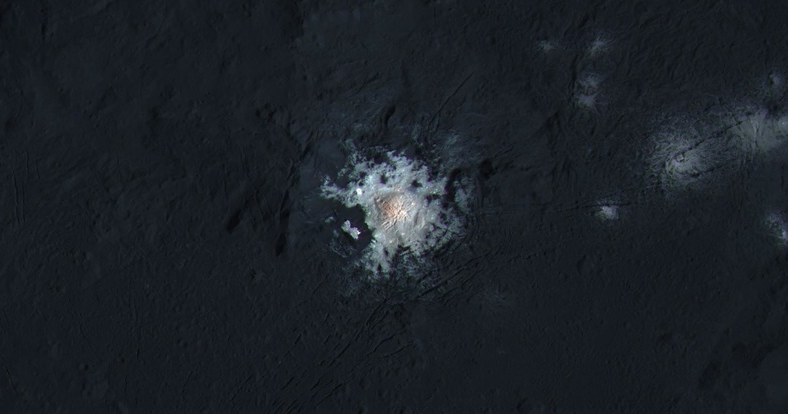 Nagromadzenie węglanu sodu w centrum krateru Occator /NASA