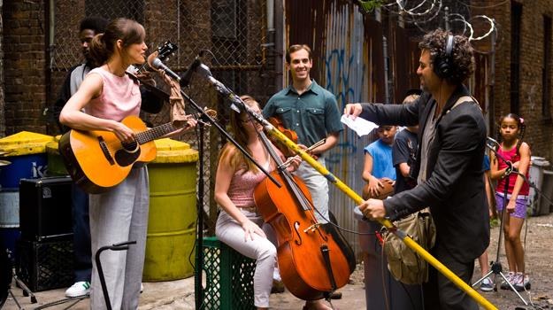 Nagrywanie płyty na ulicy? Keira Knightley i Mark Ruffalo w scenie z filmu "Zacznijmy od nowa" /materiały dystrybutora
