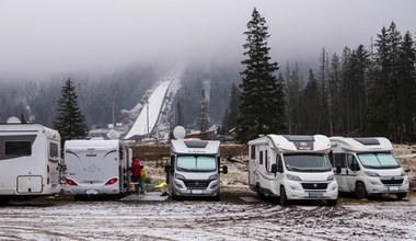 Najazd kamperów na Zakopane. Turyści obchodzą obostrzenia