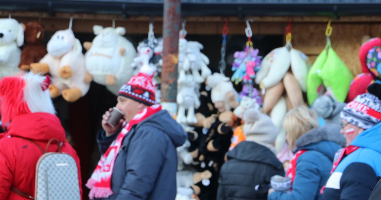 Najazd turystów na Zakopane. Policja: Niektórych nietrzeźwych trzeba było zbierać wprost z ulicy