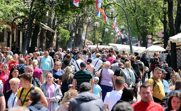 Najazd turystów w Zakopanem. Oblężone Krupówki, brak miejsc parkingowych