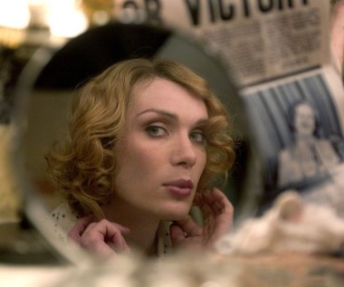 Najbardziej brawurową aktorską kreacją w karierze Cilliana Murphy'ego pozostaje z pewnością rola Patryka/Kici w "Śniadaniu na Plutonie" Neila Jordana.

"Odkąd zobaczyłem po raz pierwszy Cilliana Murphy’ego, był dla mnie jedyną możliwą osobą do tej roli" - zwierzał się reżyser filmu.

Główny bohater rozgrywającej się w latach 70. opowieści to ekscentryczny chłopiec, któremu od najmłodszych lat największą frajdę sprawia przymierzanie sukienek wychowującej go macochy. Kiedy w miasteczku zabraknie miejsca dla jego ekstrawagancji, Patrick wyruszy w zaskakującą i nieoczekiwaną podróż do serca Londynu.