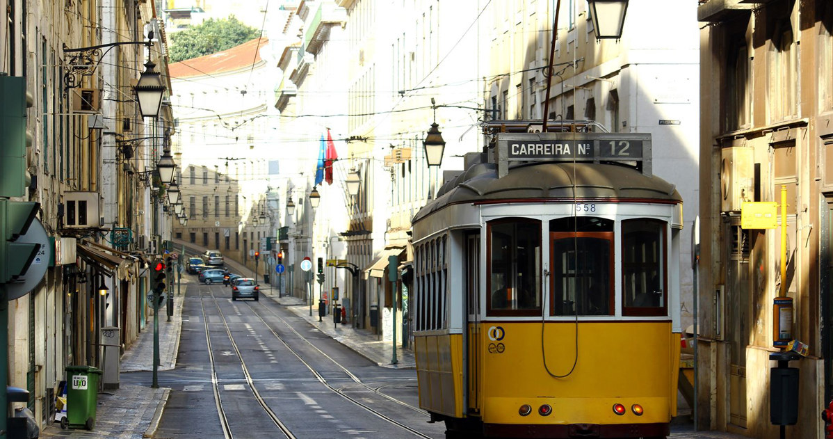 Najbardziej charakterystyczny element lizbońskiego pejzażu – żółte elektryczne tramwaje linii 28 i 15. Jeżdżą od 1905 r. Przejażdżka nimi dostarcza wielu wrażeń /123RF/PICSEL