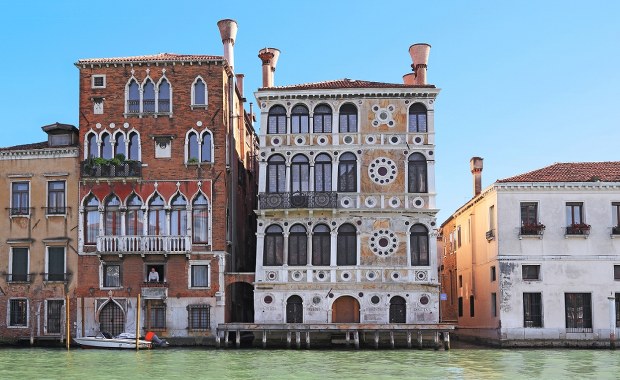 Najbardziej przerażająca rezydencja w Wenecji. "Przeklęty" pałac Ca’ Dario na sprzedaż 