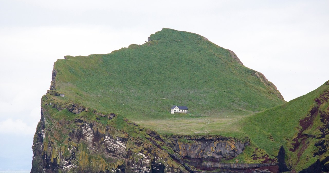 Najbardziej samotny dom na świecie znajduje się na wyspie Ellidaey /123RF/PICSEL