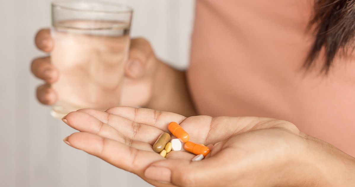 Najbezpieczniej popijać leki zwykłą, niegazowaną wodą. W przeciwieństwie do innych napojów nie wchodzi w interakcje z substancjami czynnymi /123RF/PICSEL