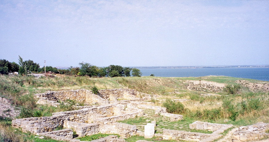 Najbliższą do Chersonia pozostałość Rzymian stanowią ruiny miasta Olbia, które znajdują się w rejonie mikołajewskim. Założone pierwotnie przez Greków, było miejscem stacjonowania rzymskich oddziałów, które próbowało odbudować miasto do jego upadku w IV wieku