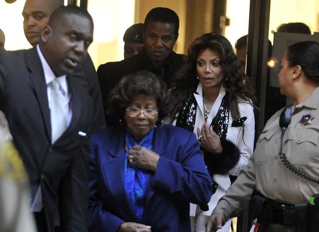 Najbliższa rodzina Michaela Jacksona (w środku matka Katherine) w drodze do sądu - fot. Toby Canham /Getty Images/Flash Press Media
