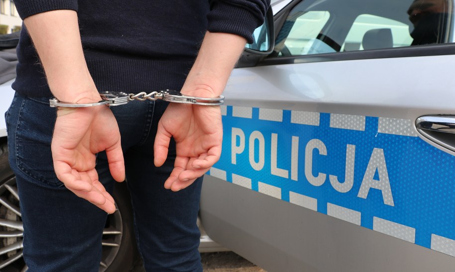 51-latek miał wielokrotnie wykorzystać dwie nastolatki