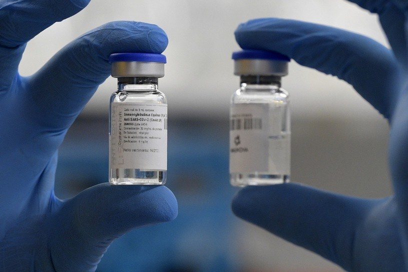 Najbogatsi zabezpieczają sobie dostawy szczepionki /AFP