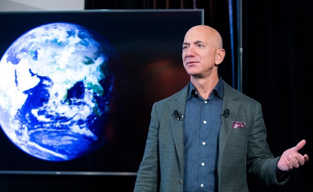 Najbogatszy człowiek świata leci w kosmos. Jeff Bezos zabierze na pokład chętnego