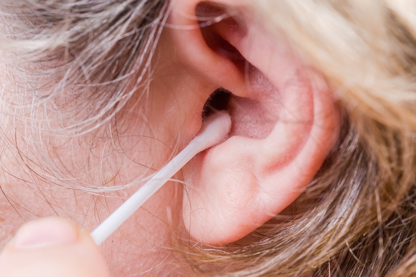 Najczęściej do czyszczenia uszu wykorzystywane są patyczki higieniczne. Ich niewłaściwe stosowanie może doprowadzić do wielu poważnych problemów /123RF/PICSEL