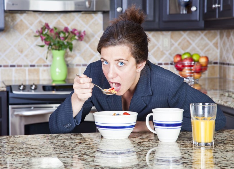 Najczęściej jesz śniadanie w pośpiechu? Uważaj! /123RF/PICSEL