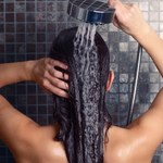 Najczęściej popełniane błędy podczas mycia włosów. Lepiej ich unikaj