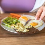 Najczęściej popełniane błędy w diecie na insulinooporność. Pięć posiłków dziennie to jeden z nich