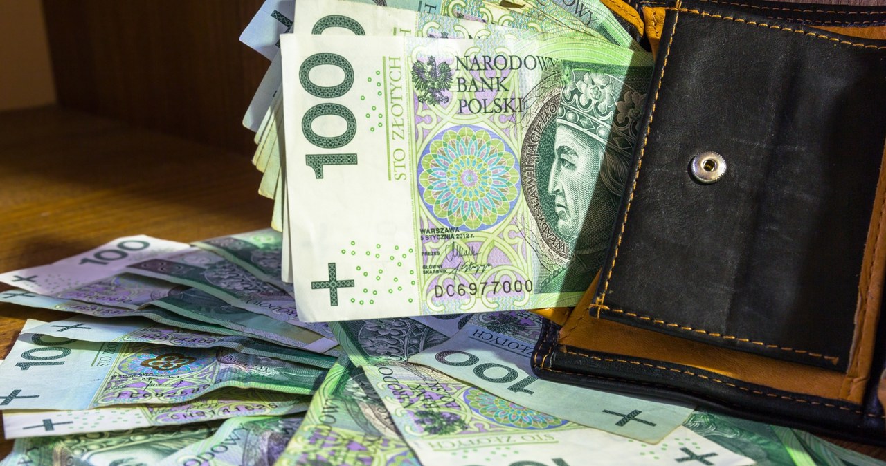 Najczęściej wypłacane wynagrodzenie w Polsce to 1800 zł "na rękę" /123RF/PICSEL