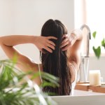 mycie włosów Najczęstsze błędy w myciu włosów. Co tak naprawdę im pomaga, a co szkodzi