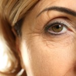 Najczęstsze błędy w pielęgnacji skóry pod oczami. Jak zminimalizować zmarszczki?