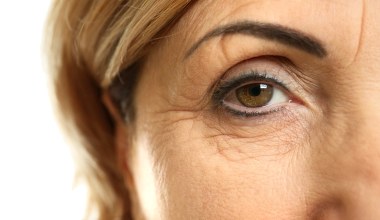 Najczęstsze błędy w pielęgnacji skóry pod oczami. Jak zminimalizować zmarszczki?