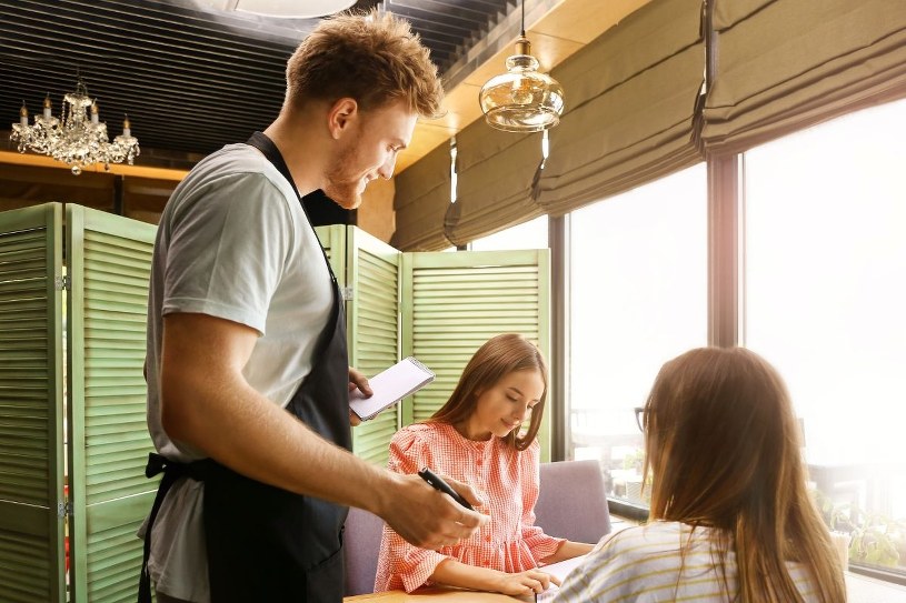 Najczęstsze błędy w restauracjach. Kelnerzy, gdy to słyszą, ledwo powstrzymują się od śmiechu
