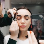 Najczęstsze błędy w stylizacji brwi. Sprawdź, co może zepsuć cały makijaż