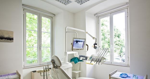 Najczęstszym powodem unikania wizyt u dentysty jest brak pieniędzy /&copy;123RF/PICSEL